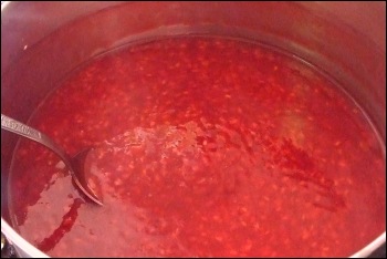 raspberry sauce, cooking on the stove